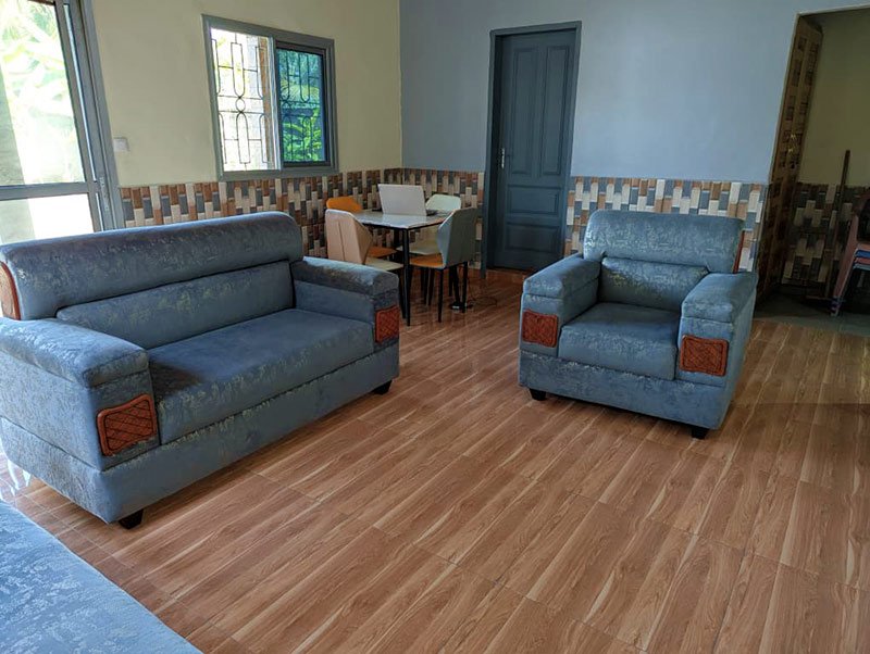 Salon équipé d'un écran plat